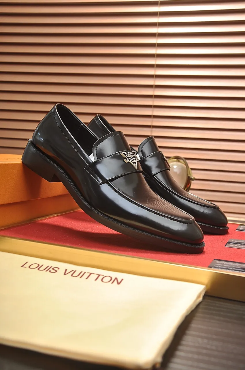 Men's men's shoes 💰460💶 [LV] (all high-end sheep lining) 🍀LV's latest genuine leather business suit shoes are launched simultaneously on the official website. The first-layer cowhide imported from Italy is made of heavy gold, 💥official website 1:1 rubber outsole. Versatile to wear, high-end without losing class, and the color combination is extraordinary. This four-season style is alluring when worn on your feet, showing off your big-name flair. Standard code 38-45 (45 customized)